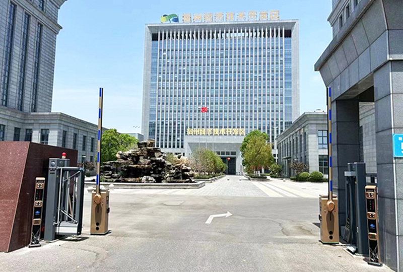 某開發(fā)區(qū)停車場(chǎng)采用 “安快” 一進(jìn)一出直桿道閘