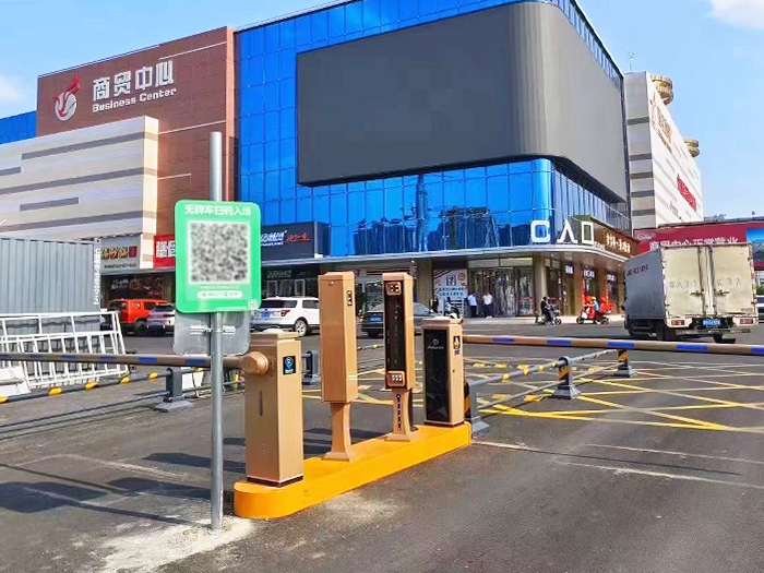 某商貿(mào)中心停車場采用 “安快” 一進一出直桿款道閘