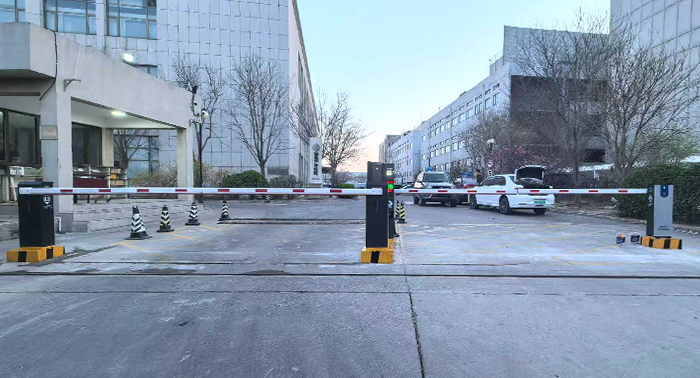 某工業(yè)園區(qū)停車(chē)場(chǎng)采用 “安快” 一進(jìn)一出直桿款道閘