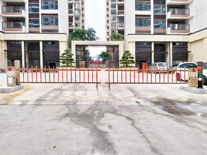 某小區(qū)停車(chē)場(chǎng)采用 “安快” 一進(jìn)一出對(duì)開(kāi)柵欄款道閘