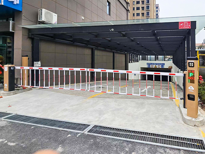 某小區(qū)采用 “安快” 一進一出車牌識別系統(tǒng)