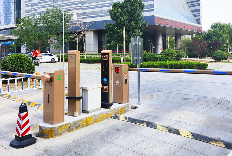 某辦公區(qū)采用 “安快” 一進(jìn)一出直桿道閘