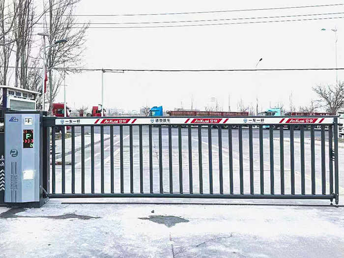 某工業(yè)園區(qū)采用 “安快” 車(chē)牌識(shí)別道閘一體機(jī)