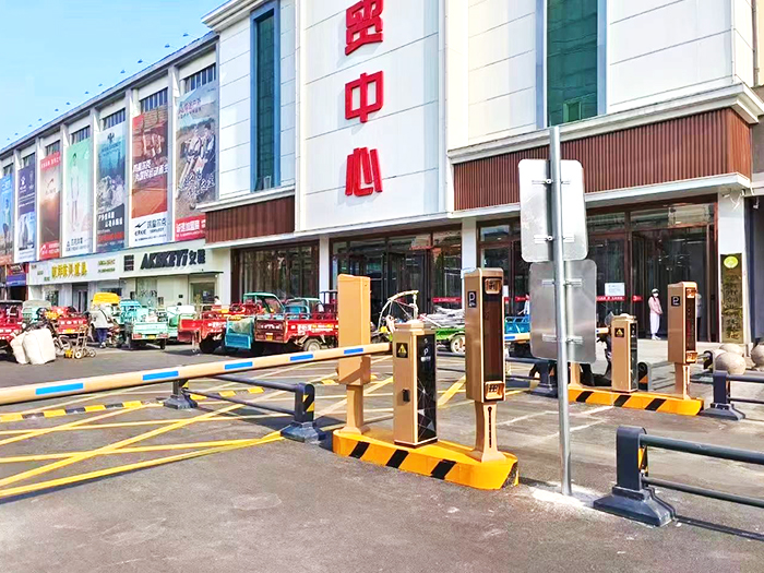 某商貿(mào)中心采用 “安快” 一進(jìn)一出直桿道閘