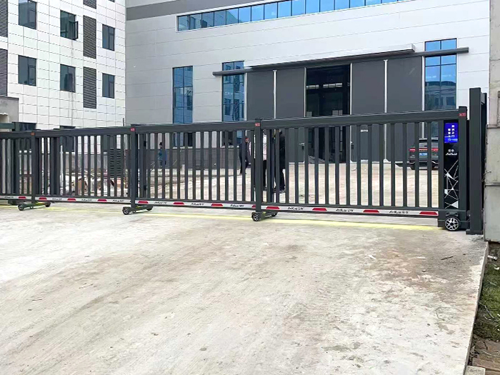 某工業(yè)園區(qū)采用 “安快” 柵欄款段滑工業(yè)門