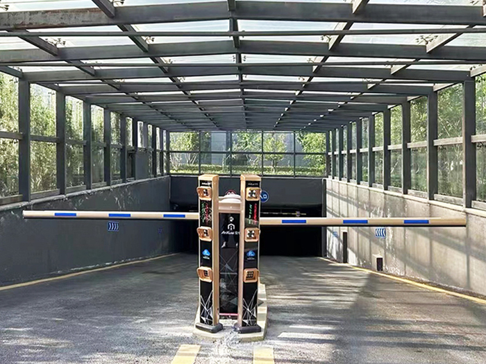 某地下停車場采用 “安快” 車牌識別系統(tǒng)