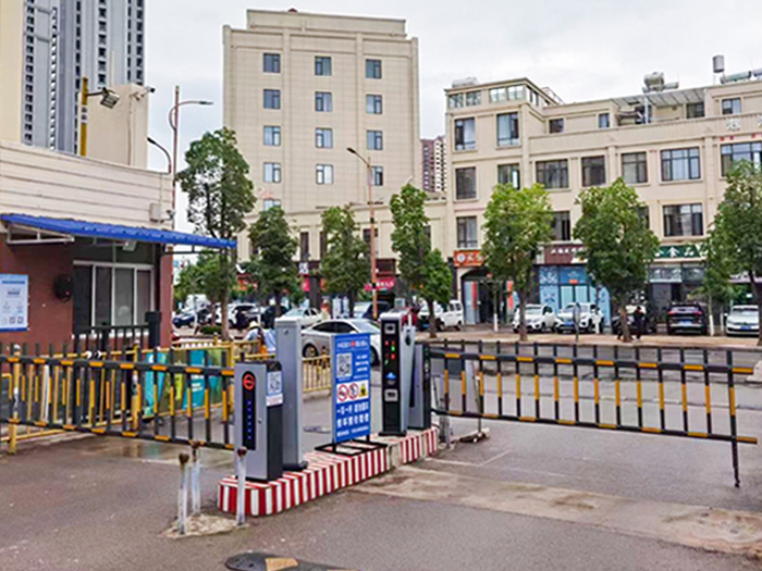 某社區(qū)停車(chē)場(chǎng)采用 “安快” 一進(jìn)一出柵欄道閘