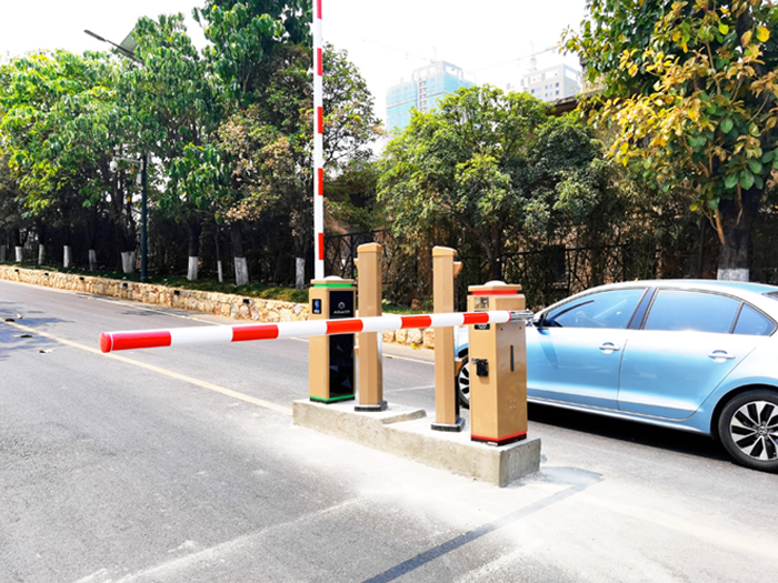 某街道采用 “安快” 一進(jìn)一出圓桿道閘停車管理