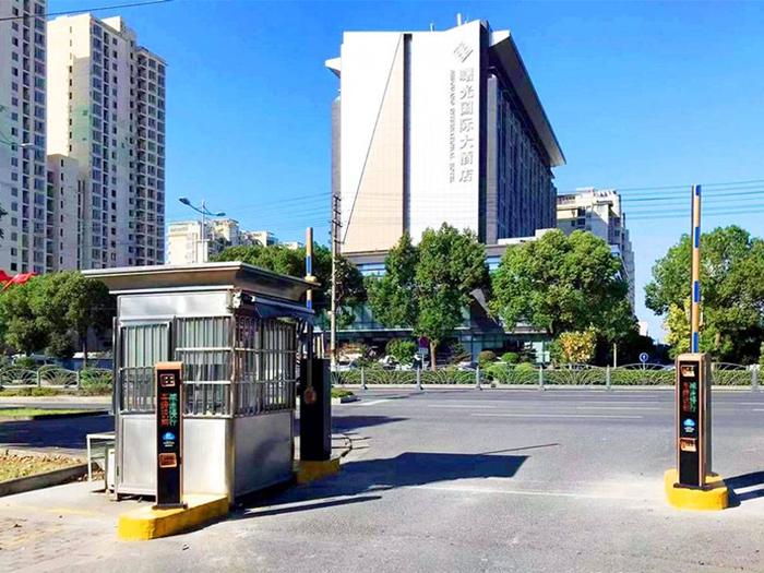 某小區(qū)采用 “安快” 一進(jìn)一出對(duì)開直桿道閘停車管理